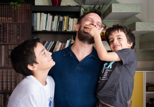 Na foto feita por Ian Leite, um menino aparece fechando a boca de seu pai com uma das mãos, numa alusão de que os homens não podem falar sobre o que sentemhos 