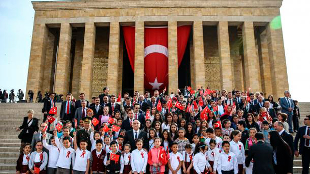 Dia da Criança na Turquia, com a Assembleia Nacional Infantil