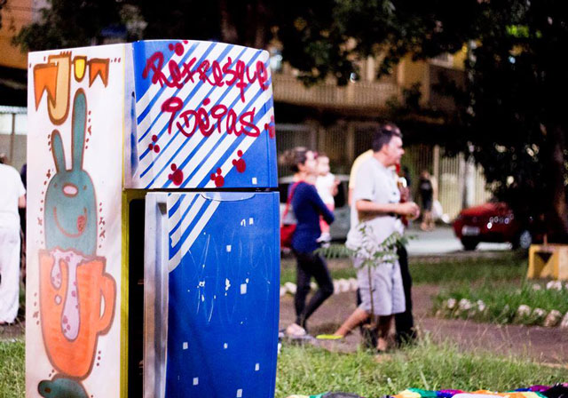 No Distrito Federal, uma geladeira abandonada virou uma biblioteca curiosa