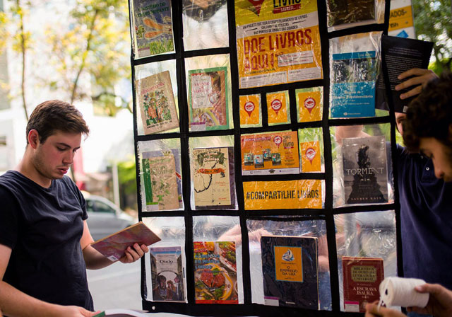 Bibliotecas curiosas: já imaginou pegar um livro no ponto de ônibus