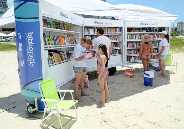 Projeto de leitura nas praias do Paraná