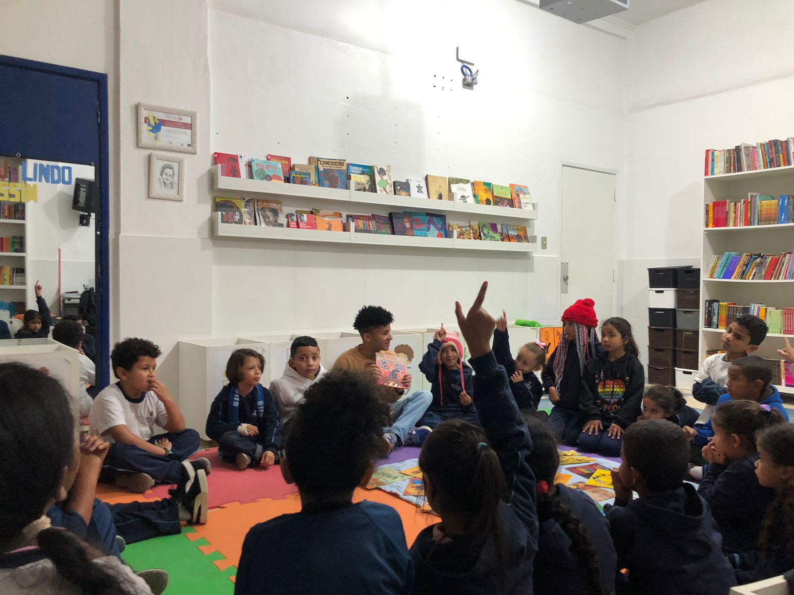 Bruno em mediação de leitura com as crianças em escola de Parelheiros, na zona sul de São Paulo