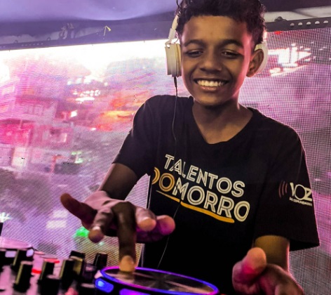 Ryann é um dos destaques: aprendeu rapidinho a tocar percussão, cavaquinho e a arte de ser DJ